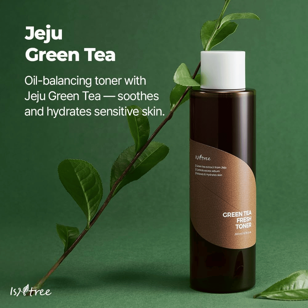 Isntree Green Tea Fresh Toner presentato insieme a foglie di tè verde di Jeju. L'immagine sottolinea il contenuto di tè verde del tonico, che aiuta a idratare, lenire e riequilibrare la pelle.