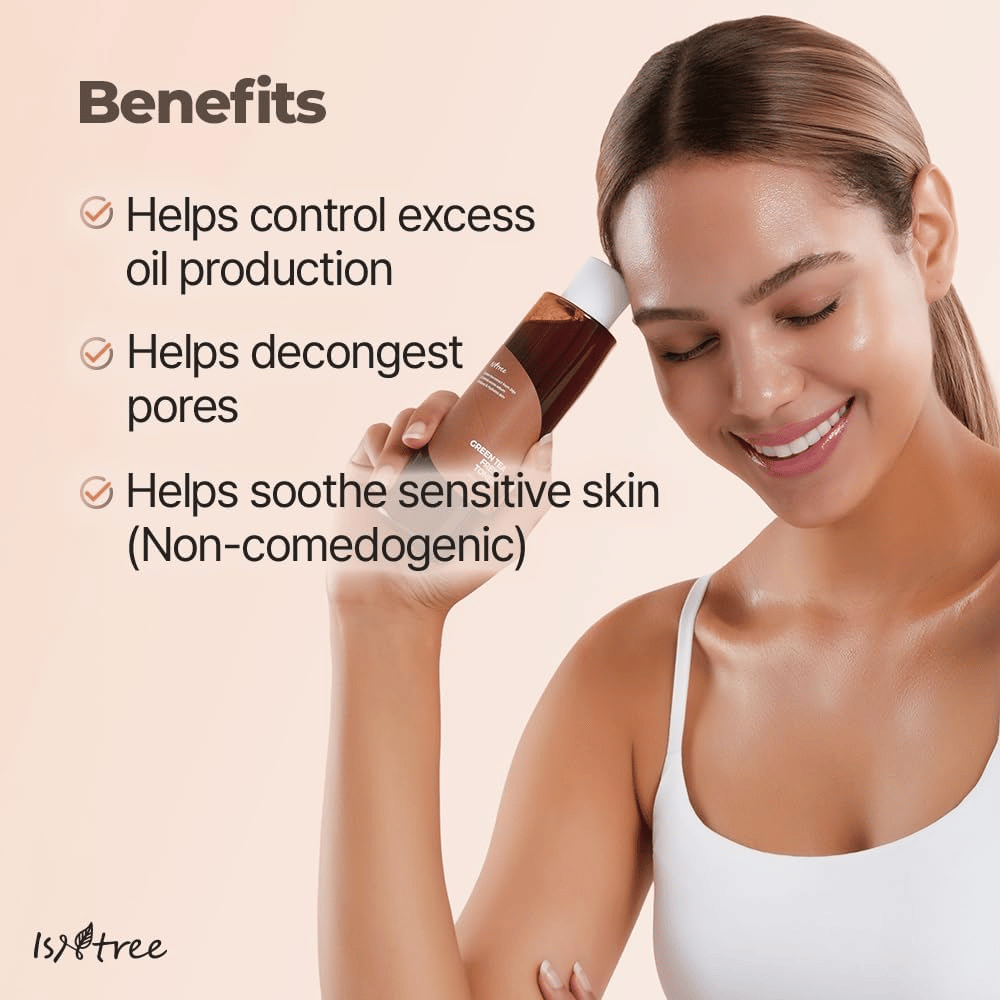 Una persona tiene Isntree Green Tea Fresh Toner vicino al viso. L'immagine mette in risalto i benefici del tonico, come riequilibrare la produzione di sebo, pulire i pori e lenire la pelle sensibile senza ostruire i pori.