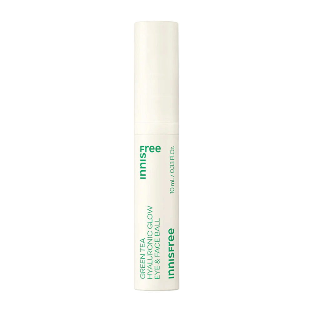 Innisfree Green Tea Hyaluronic Glow Eye & Face Ball è presentato in una bottiglia bianca con testo verde. Il prodotto ha una parte applicatrice rotonda e contiene 10 ml. Il design è semplice ed elegante, con il focus sul prodotto in primo piano.
