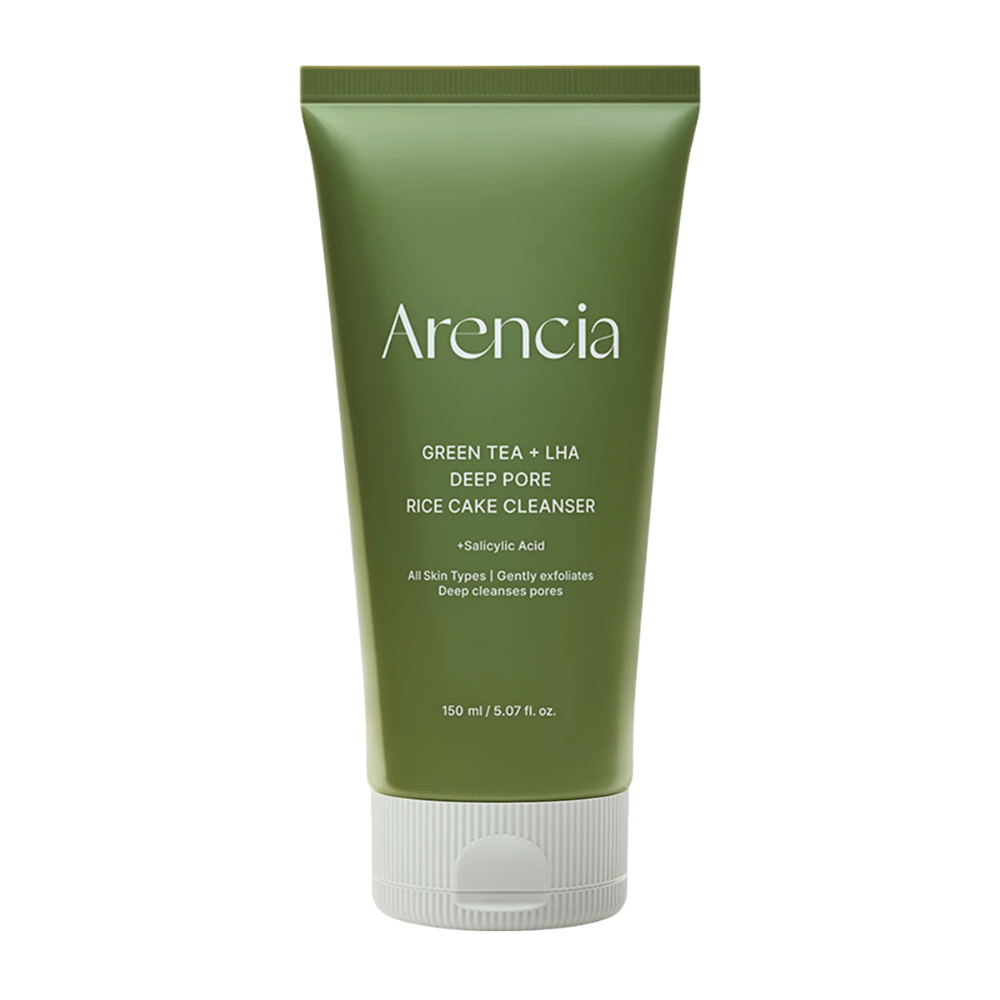 Immagine pulita del prodotto Arencia Green Tea + LHA Deep Pore Rice Cake Cleanser in un design del tubetto verde con focus su un packaging minimalista e moderno.