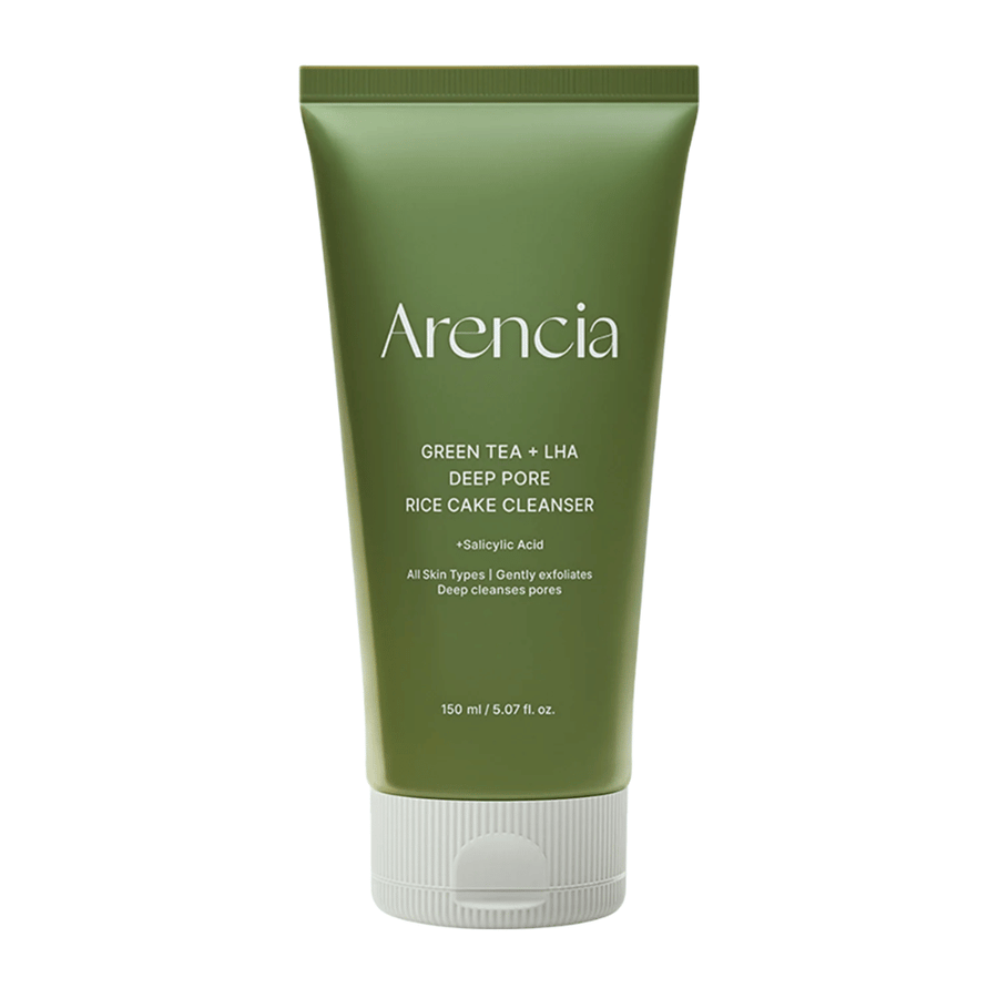 Immagine pulita del prodotto Arencia Green Tea + LHA Deep Pore Rice Cake Cleanser in un design del tubetto verde con focus su un packaging minimalista e moderno.