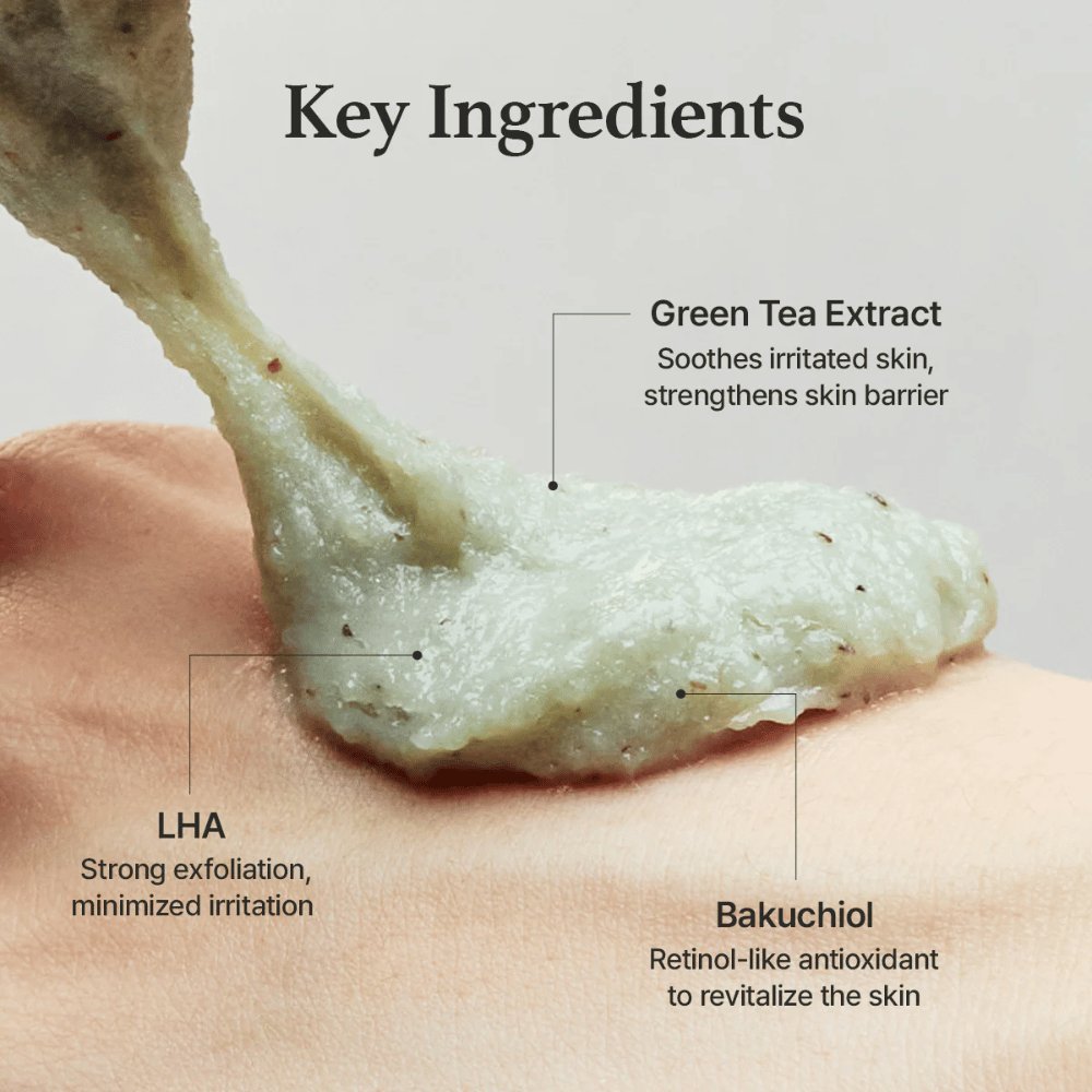 Primo piano della texture del detergente insieme alla spiegazione degli ingredienti per l’estratto di tè verde, LHA e bakuchiol che aiutano a esfoliare delicatamente e a rafforzare la barriera cutanea.