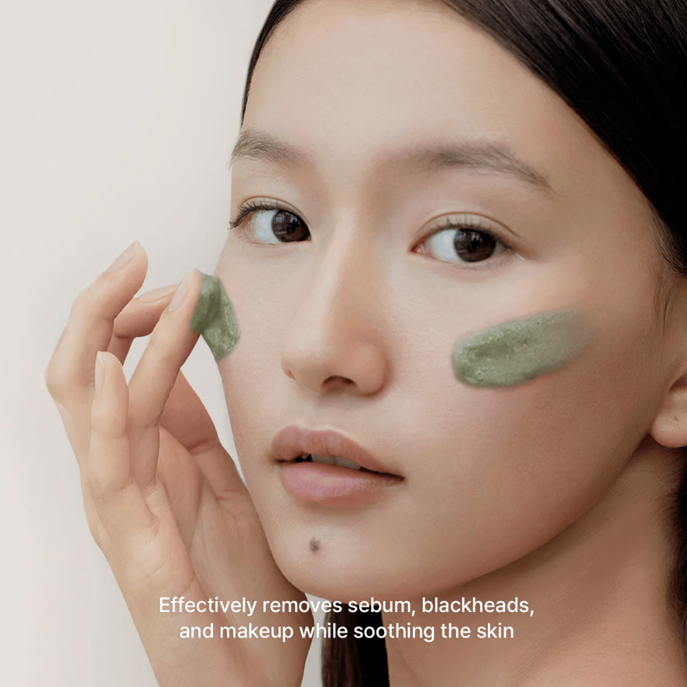 La modella applica il detergente verde sulle guance con focus sulla rimozione di sebo, punti neri e trucco, mentre la pelle viene lenita e risulta equilibrata.