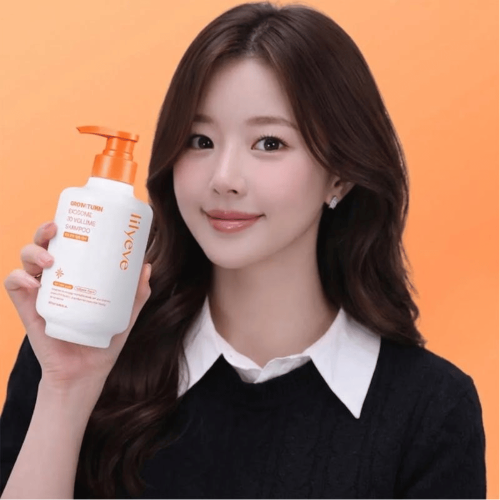 Persona tiene LILYEVE Grow:Turn Exosome 3D Volume Shampoo per la cura volumizzante di capelli e cuoio capelluto