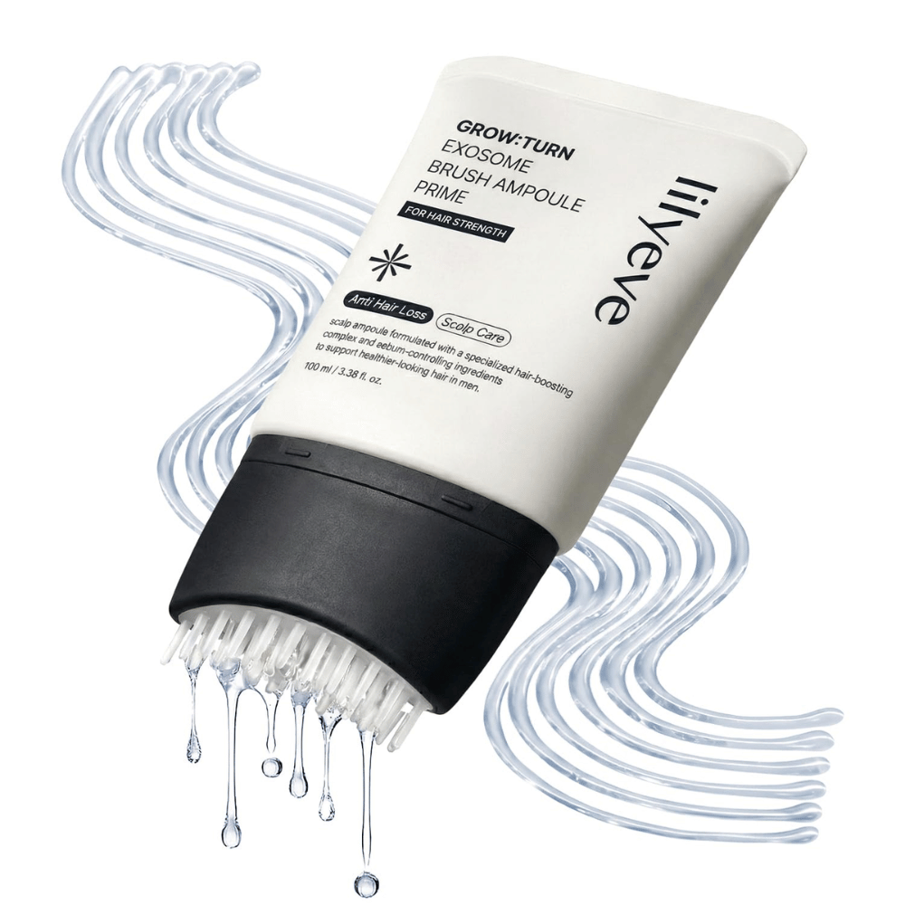 Primo piano di LILYEVE Grow:Turn Exosome Brush Ampoule Prime con gocce decorative di siero e l'esclusivo applicatore a spazzola. L'immagine sottolinea la facile applicazione direttamente sul cuoio capelluto e la cura mirata delle radici dei capelli.