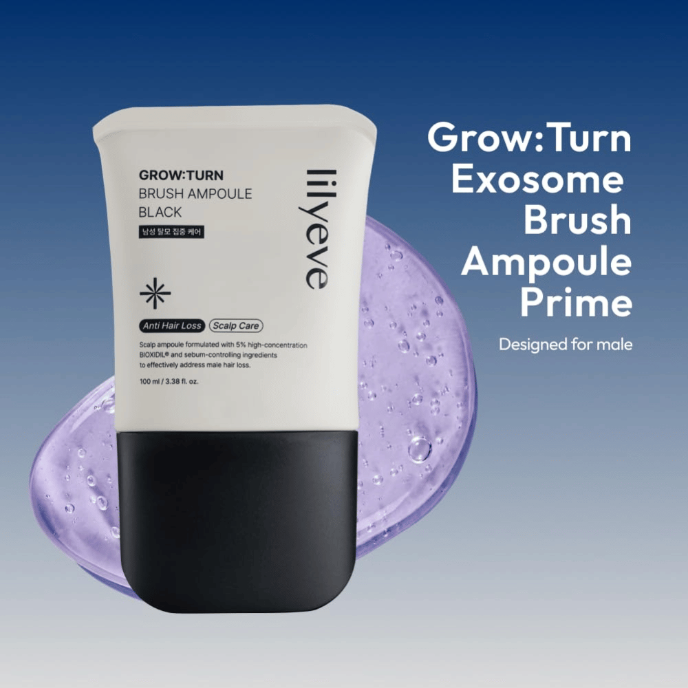 Primo piano di LILYEVE Grow:Turn Exosome Brush Ampoule Prime con gocce decorative di siero e l'esclusivo applicatore a spazzola. L'immagine sottolinea la facile applicazione direttamente sul cuoio capelluto e la cura mirata delle radici dei capelli.