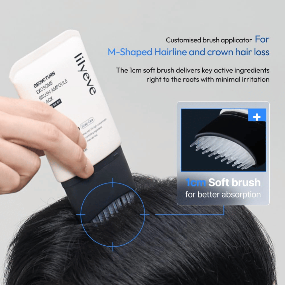 Una persona applica LILYEVE Grow:Turn Exosome Brush Ampoule Prime direttamente sul cuoio capelluto con l'applicatore a spazzola morbida integrato. L'immagine mostra come la formula raggiunga le radici dei capelli per una cura mirata in caso di caduta dei capelli e capelli più sottili.