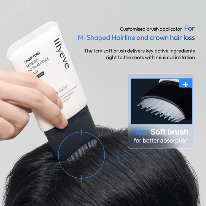 Una persona applica LILYEVE Grow:Turn Exosome Brush Ampoule Prime direttamente sul cuoio capelluto con l'applicatore a spazzola morbida integrato. L'immagine mostra come la formula raggiunga le radici dei capelli per una cura mirata in caso di caduta dei capelli e capelli più sottili.