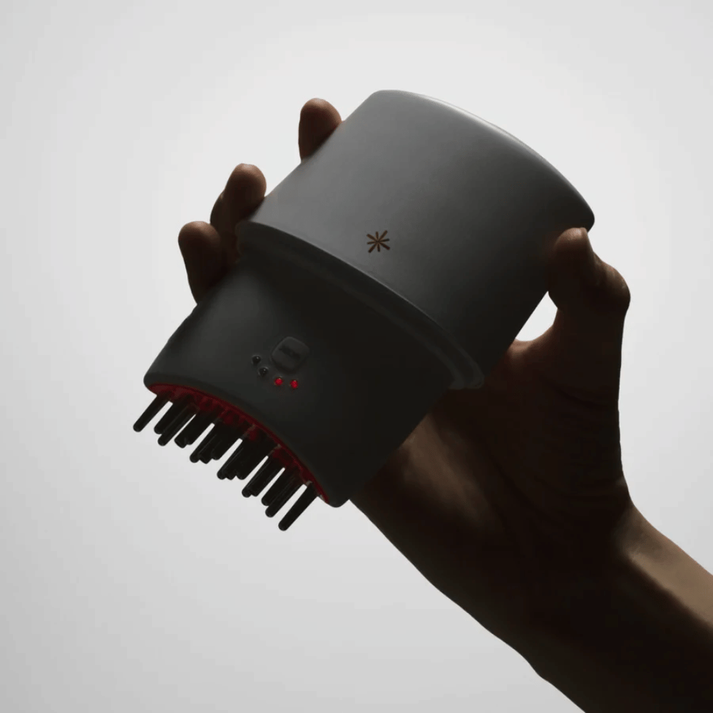 2. Lilyeve GrowTurn Pro – dispositivo portatile per il cuoio capelluto con punte metalliche e luce LED rossa