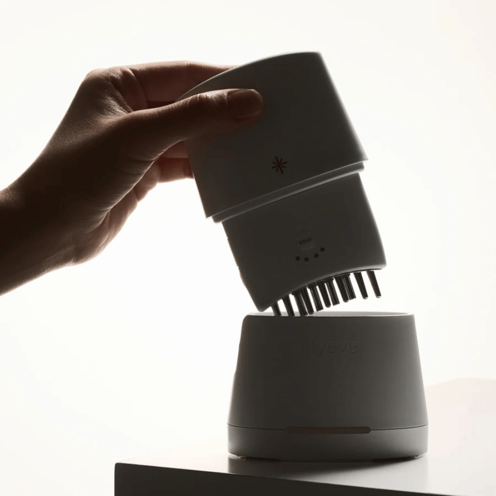 1. Lilyeve GrowTurn Pro – dispositivo bianco per il cuoio capelluto con testina massaggiante rimovibile e stazione di ricarica