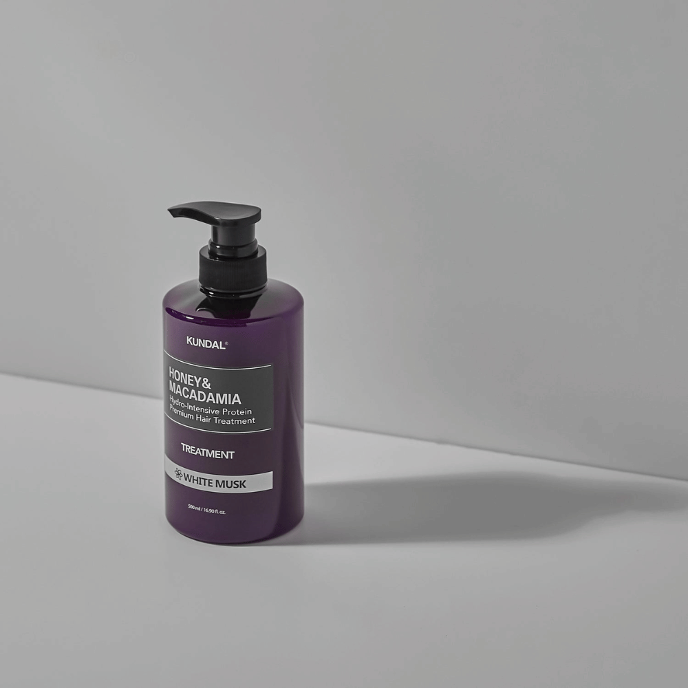 KUNDAL Honey & Macadamia Hydro-Intensive Protein Premium Hair Treatment White Musk in bottiglia a pompa viola, 500 ml.