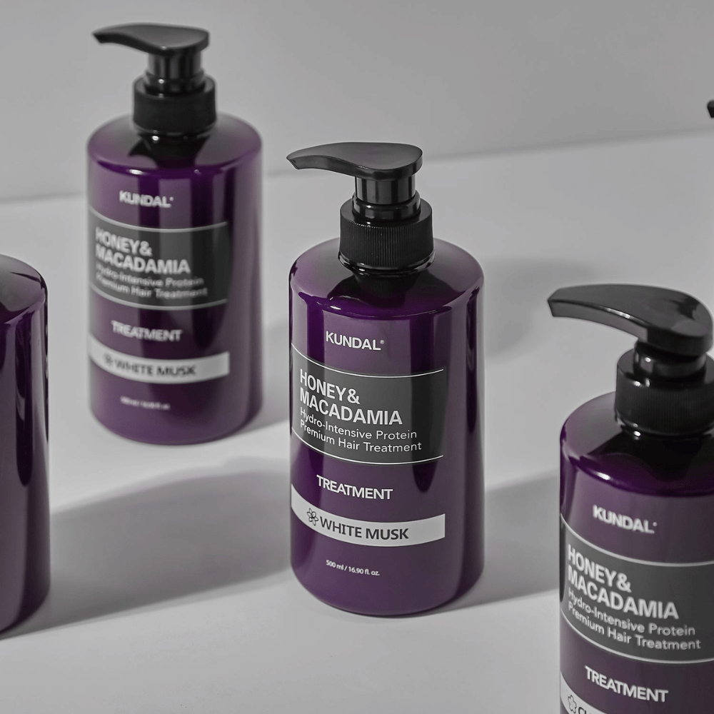 KUNDAL Honey & Macadamia Hydro-Intensive Protein Premium Hair Treatment White Musk, 500 ml, in bottiglia a pompa viola.
