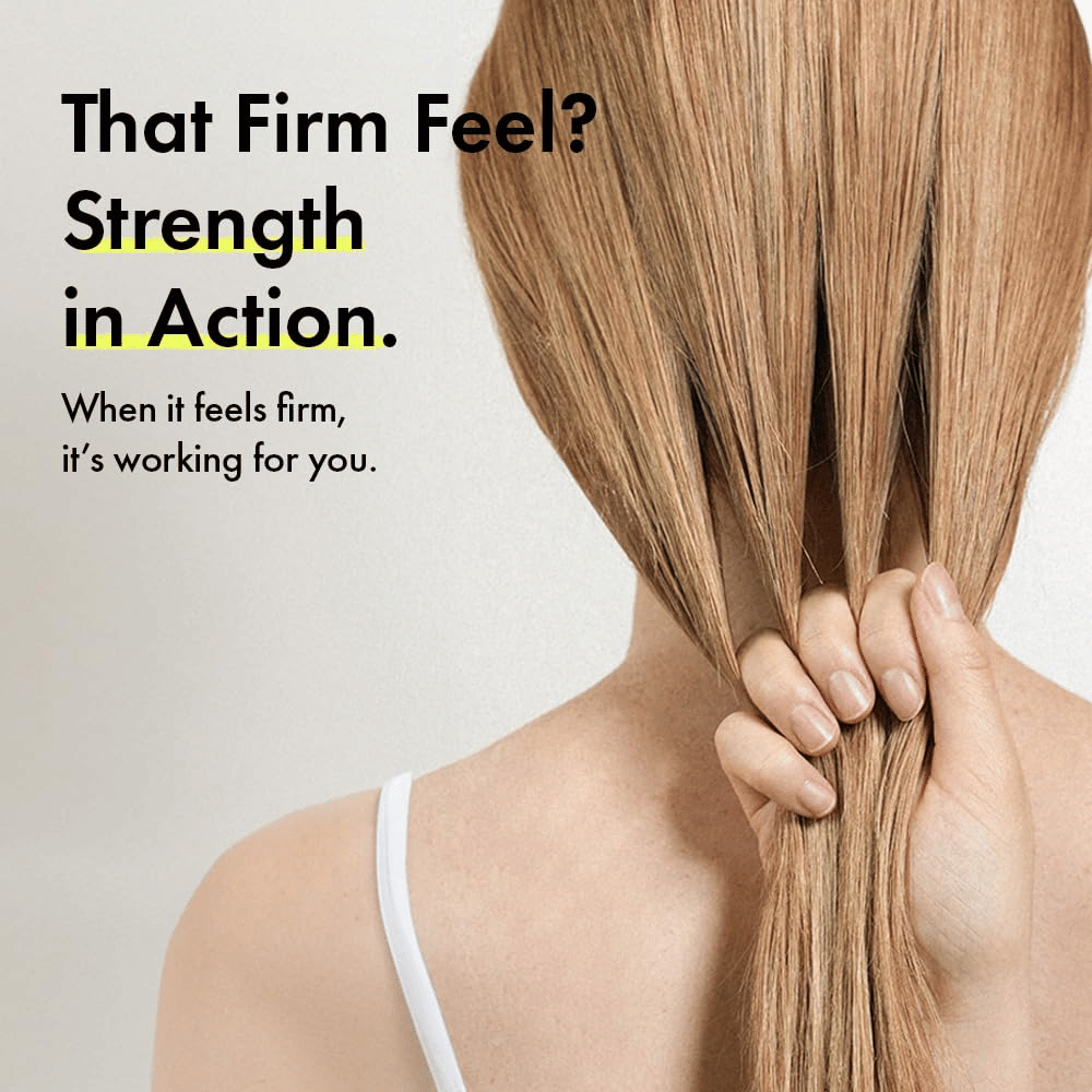 Persona che tiene in mano i propri capelli per illustrare ciocche più forti e una sensazione di capelli più corposi dopo l’uso di Grabity g0.0 Hair Lifting Shampoo Strong.