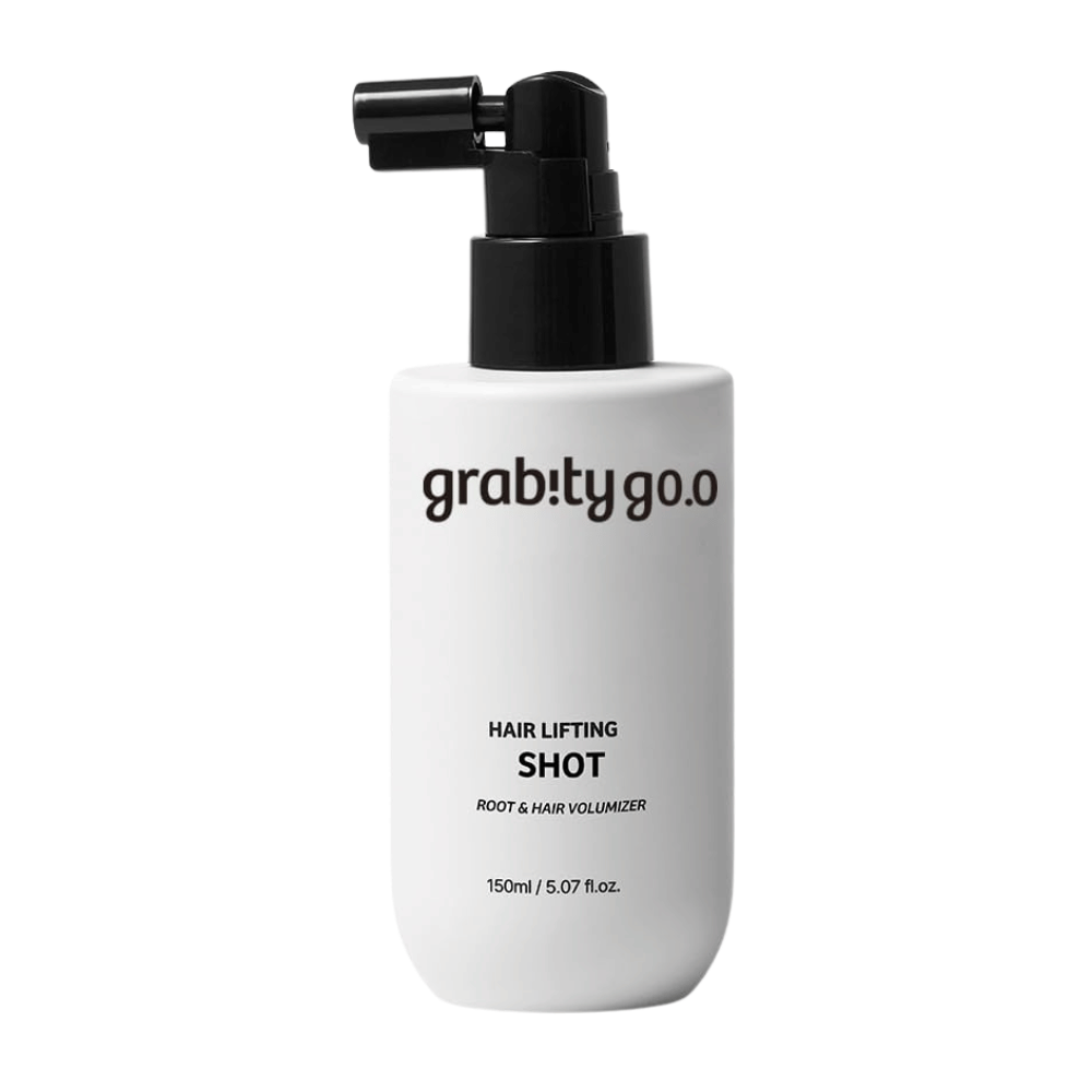 Grabity Hair Lifting Shot Root & Hair Volumizer in un'elegante flacone spray bianco. Un prodotto volumizzante per capelli sviluppato per sollevare le radici, donare maggiore pienezza ai capelli e facilitare lo styling.
