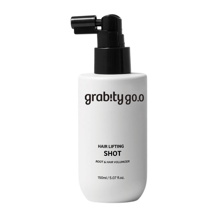 Grabity Hair Lifting Shot Root & Hair Volumizer in un'elegante flacone spray bianco. Un prodotto volumizzante per capelli sviluppato per sollevare le radici, donare maggiore pienezza ai capelli e facilitare lo styling.