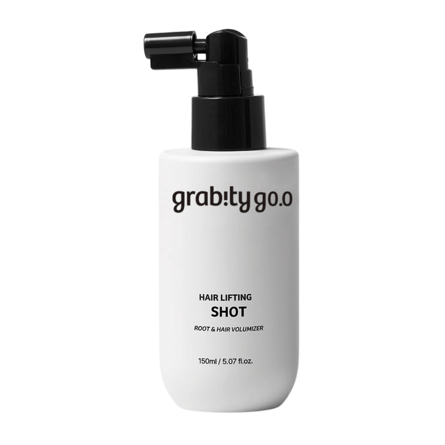Grabity Hair Lifting Shot Root & Hair Volumizer in un'elegante flacone spray bianco. Un prodotto volumizzante per capelli sviluppato per sollevare le radici, donare maggiore pienezza ai capelli e facilitare lo styling.