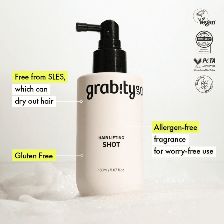 Grabity Hair Lifting Shot in flacone spray bianco con informazioni su formula vegana, approvazione PETA, composizione priva di SLES, formula senza glutine e fragranza priva di allergeni per una cura delicata dei capelli.