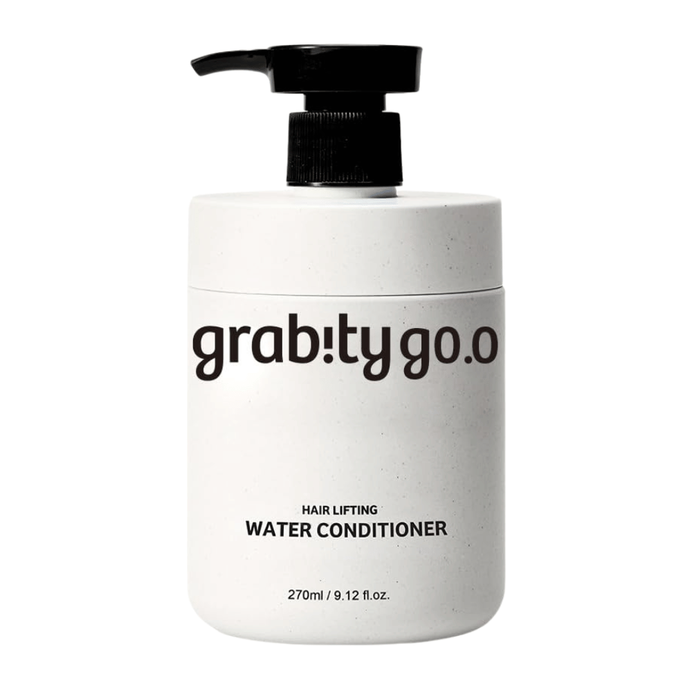 Grabity Hair Lifting Water Conditioner in un'elegante flacone bianco con dispenser su sfondo chiaro. Una formula di balsamo volumizzante sviluppata per donare morbidezza, lucentezza e un aspetto dei capelli più pieno.
