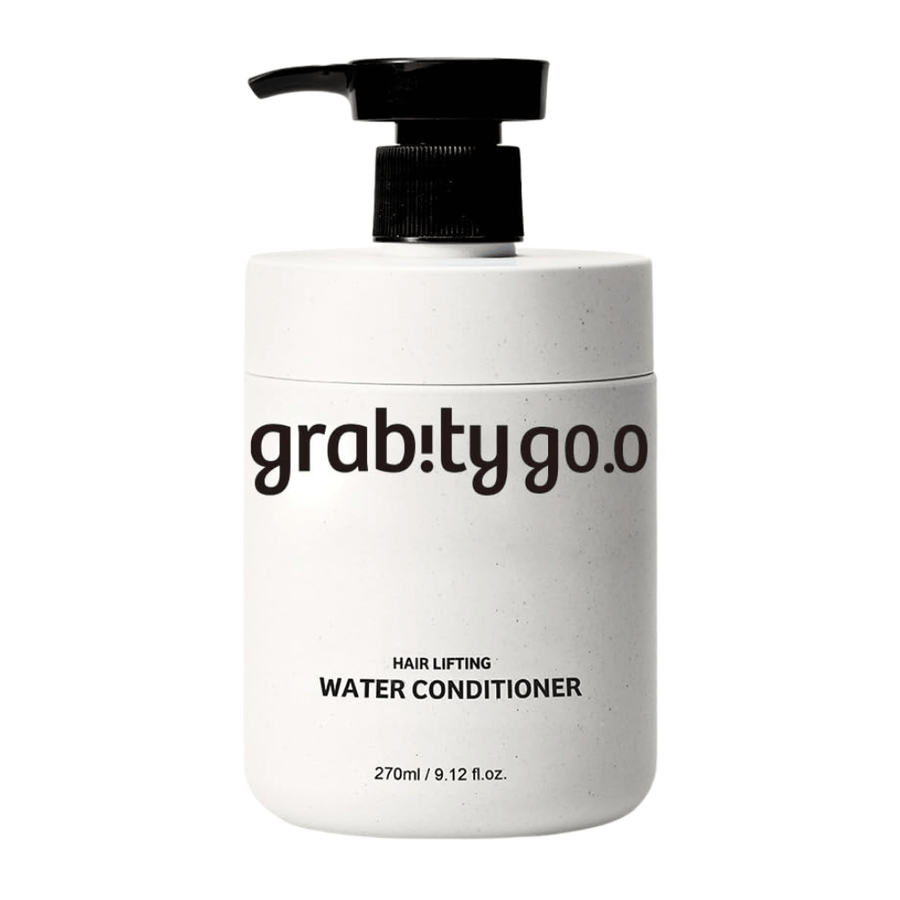 Grabity Hair Lifting Water Conditioner in un'elegante flacone bianco con dispenser su sfondo chiaro. Una formula di balsamo volumizzante sviluppata per donare morbidezza, lucentezza e un aspetto dei capelli più pieno.