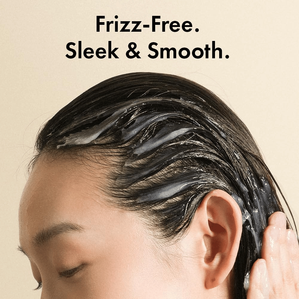 Persona che applica Grabity Hair Lifting Water Conditioner sui capelli bagnati. La formula leggera avvolge i capelli per contrastare il crespo e donare capelli più morbidi, lisci e curati.