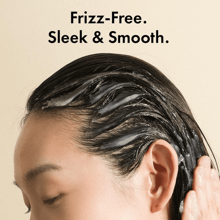 Persona che applica Grabity Hair Lifting Water Conditioner sui capelli bagnati. La formula leggera avvolge i capelli per contrastare il crespo e donare capelli più morbidi, lisci e curati.