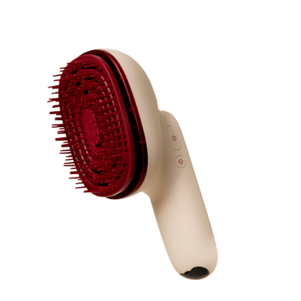 Primo piano su MOEV Hair Steamer Pro con setole rosse e manico ergonomico. Spazzola per la cura dei capelli professionale con vapore e tecnologia LED.