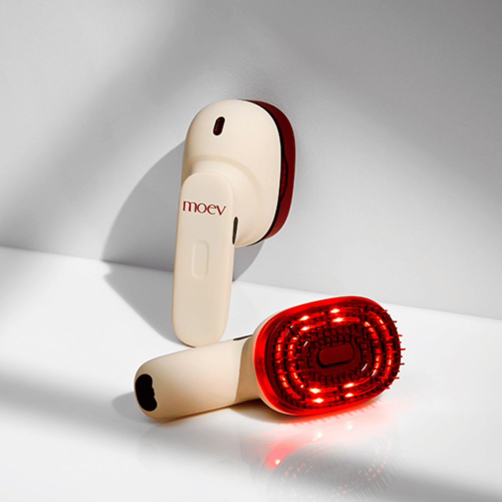 Due MOEV Hair Steamer Pro su sfondo bianco. Uno mostra luci LED rosse attivate che stimolano il cuoio capelluto e migliorano la crescita dei capelli.