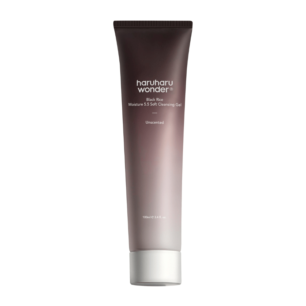 Un tubo Haruharu Wonder Black Rice Moisture 5.5 Soft Cleansing Gel 100ml su sfondo bianco con proprietà detergenti delicate.