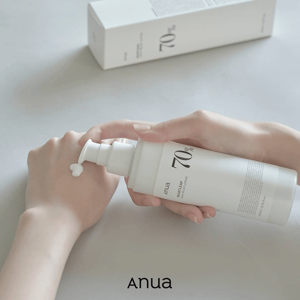 Una persona tiene in mano una bottiglia Anua Heartleaf 70% Daily Lotion 200ml.