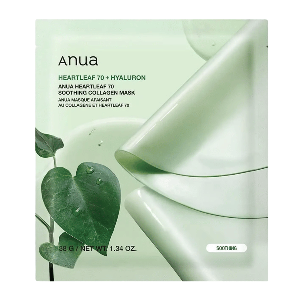 Immagine pulita del prodotto Anua Heartleaf 70 Soothing Collagen Mask. La confezione ha un design verde delicato che trasmette proprietà lenitive e idratanti. Le foglie di heartleaf con gocce d’acqua rafforzano l’attenzione del prodotto verso la pelle sensibile, l’equilibrio dell’idratazione e gli ingredienti nutrienti. Il prodotto è commercializzato come una maschera al collagene lenitiva con heartleaf e acido ialuronico.