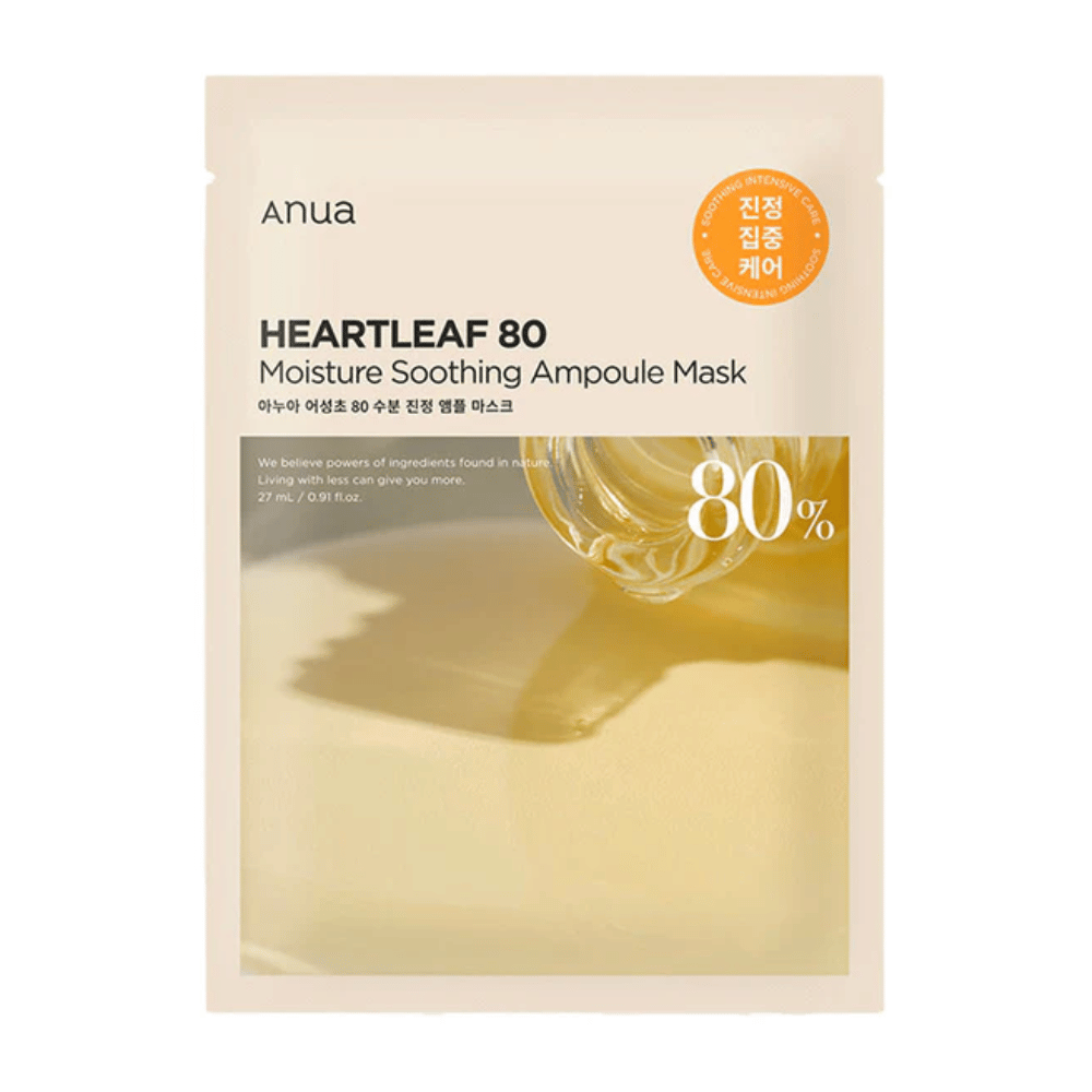 L'imballaggio per Anua Heartleaf 80 Moisture Soothing Ampoule Mask mostra un liquido denso e dorato che gocciola su una superficie, con un'etichetta chiara che mostra l'80% dell'ingrediente principale. Il design è minimalista con colori neutri.