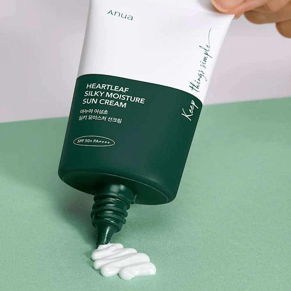 Crema solare da Anua, "Heartleaf Silky Moisture", spremuta dal tubetto.
