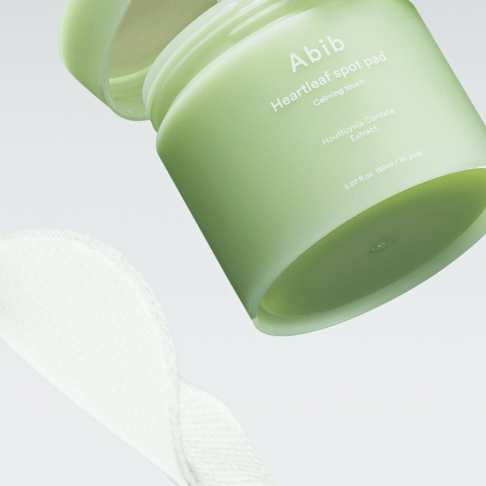 Barattolo con Abib Heartleaf Spot Pad Calming Touch, contiene estratto di Houttuynia Cordata.