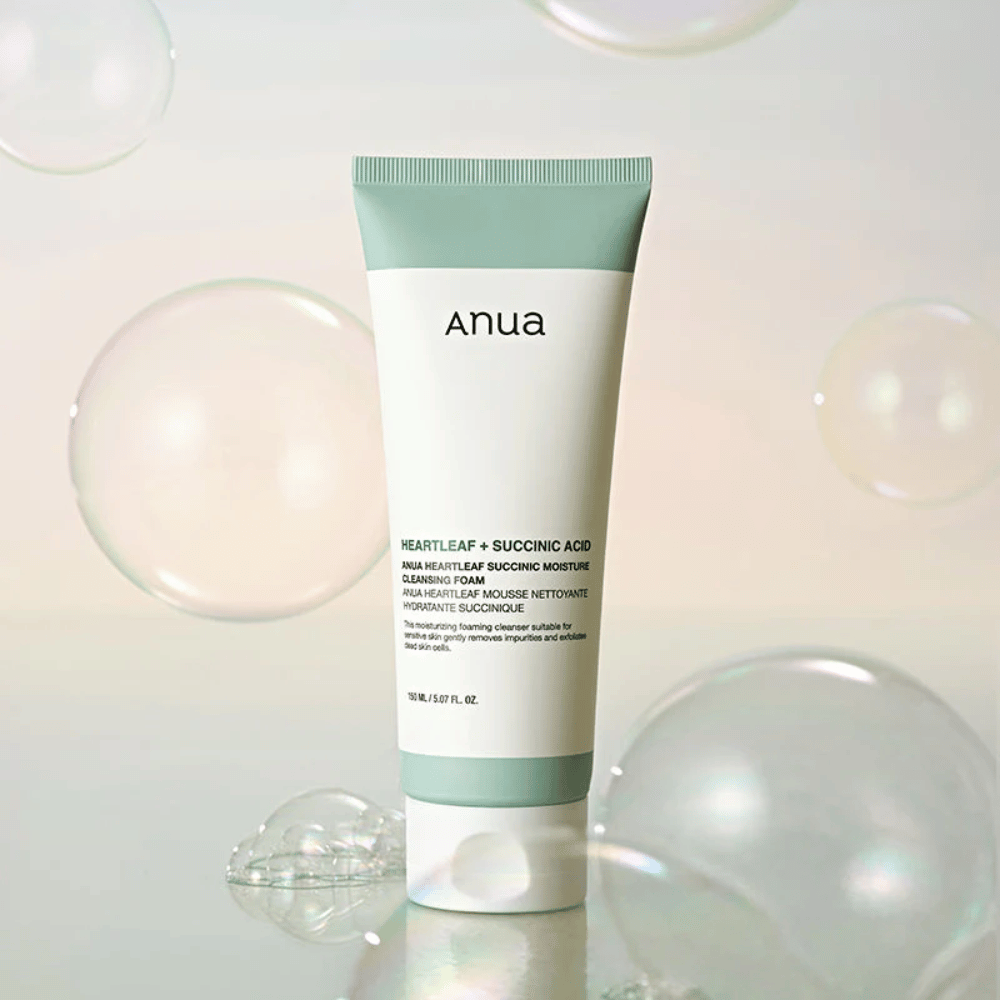 Immagine del prodotto di Anua Heartleaf + Succinic Acid Moisture Cleansing Foam circondato da bolle trasparenti. L'immagine rafforza la sensazione di una detersione delicata, freschezza e una schiuma ariosa.
