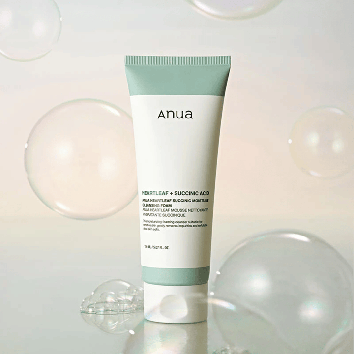 Immagine del prodotto di Anua Heartleaf + Succinic Acid Moisture Cleansing Foam circondato da bolle trasparenti. L'immagine rafforza la sensazione di una detersione delicata, freschezza e una schiuma ariosa.