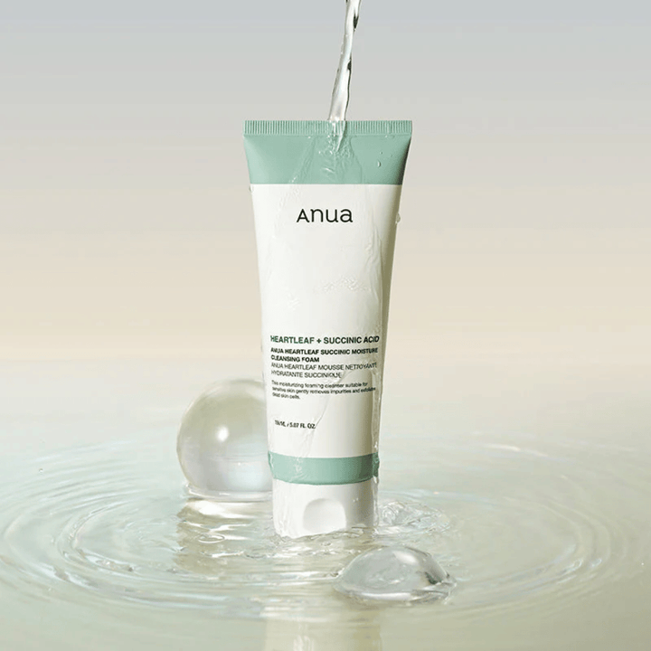 Immagine del prodotto in cui il detergente è circondato da acqua corrente e gocce d'acqua. L'immagine comunica un'esperienza di detersione fresca, idratante e delicata, con enfasi su pulizia e idratazione.