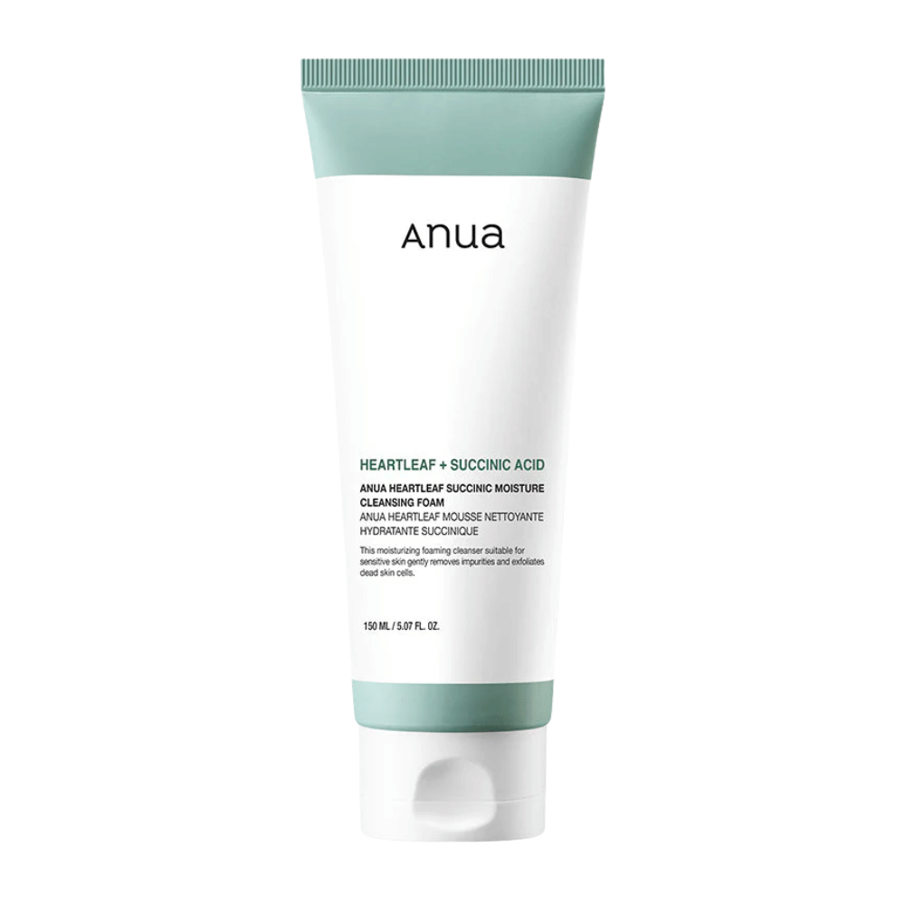Immagine del prodotto ritagliata su sfondo neutro che mostra Anua Heartleaf + Succinic Acid Moisture Cleansing Foam in dettaglio. L'immagine si concentra sulla confezione, sulle dimensioni e sul design del prodotto per una presentazione chiara del prodotto.