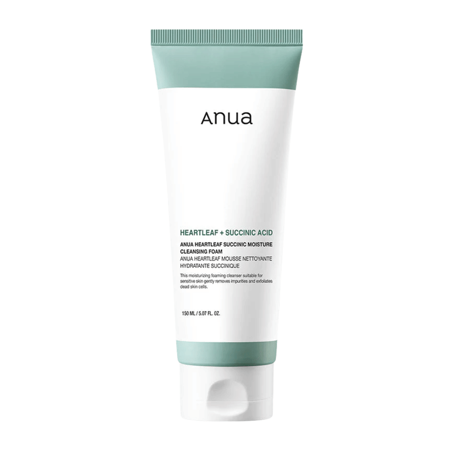 Immagine del prodotto ritagliata su sfondo neutro che mostra Anua Heartleaf + Succinic Acid Moisture Cleansing Foam in dettaglio. L'immagine si concentra sulla confezione, sulle dimensioni e sul design del prodotto per una presentazione chiara del prodotto.