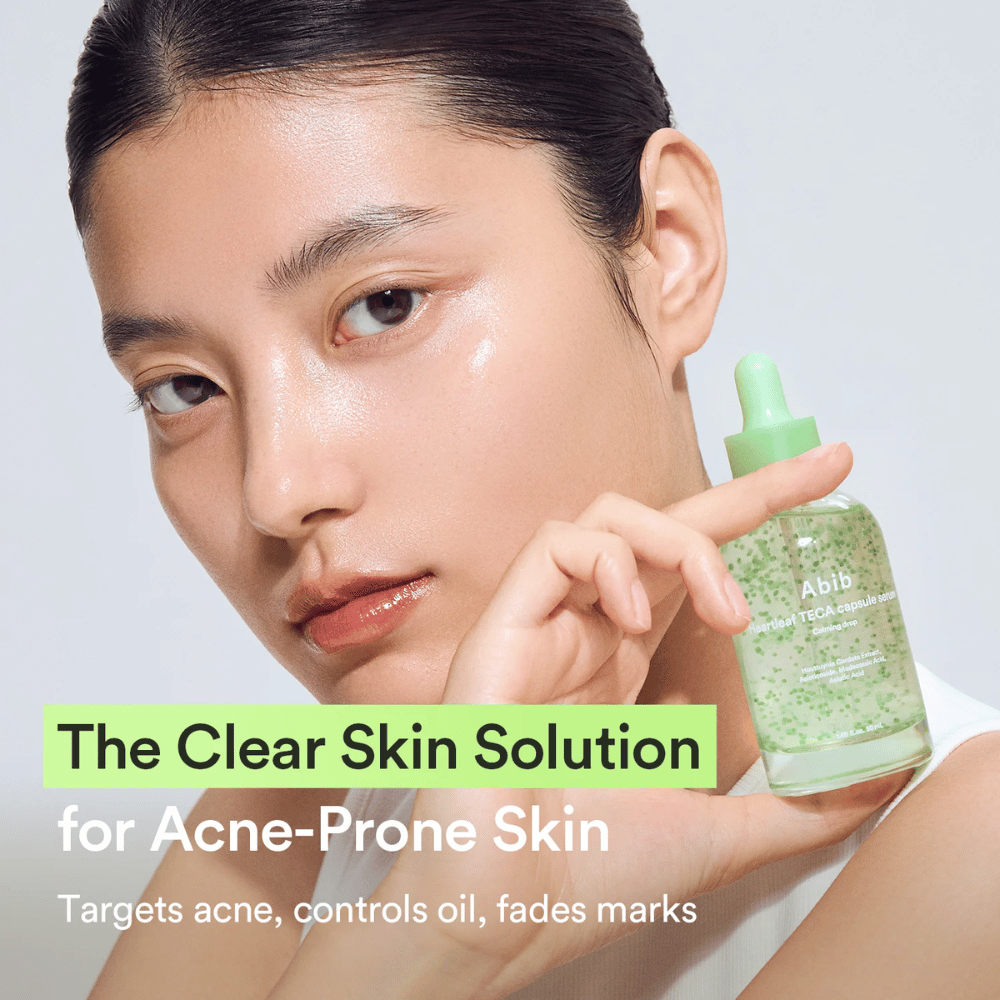 Immagine promozionale con modella che tiene in mano Abib Heartleaf TECA Capsule Serum insieme a un testo su una pelle più chiara per la pelle a tendenza acneica e il controllo dell’olio in eccesso.