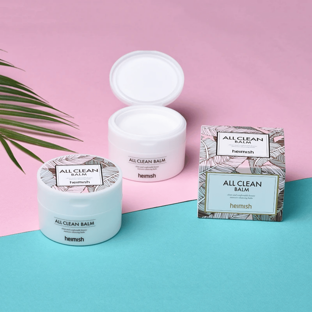 Heimish All Clean Balm 120ml e una palma su sfondo rosa e blu, adatto per pelle sensibile.