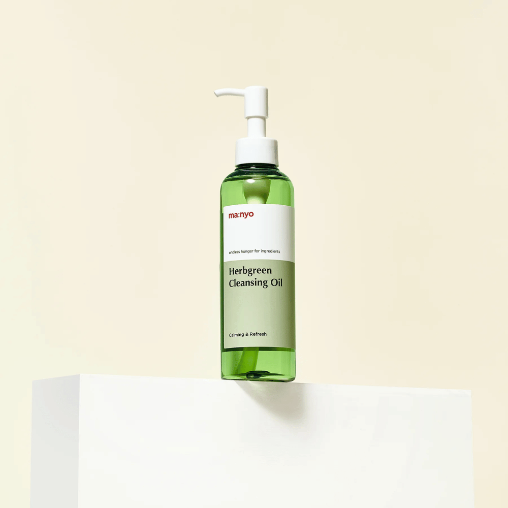 ma:nyo Herbgreen Cleansing Oil su piedistallo, delicato olio detergente coreano con estratti di erbe verdi per uso quotidiano detergente viso