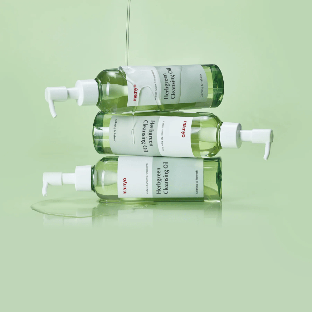ma:nyo Herbgreen Cleansing Oil olio detergente in bottiglie impilate, olio detergente che scioglie trucco, protezione solare e impurità senza seccare la pelle