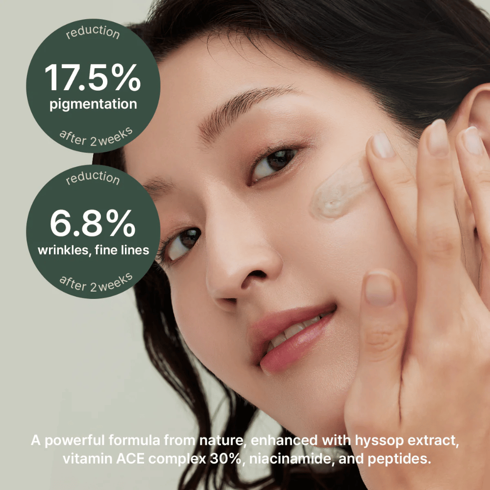 Donna applica Arencia Holy Hyssop Serum 30 – siero testato clinicamente che riduce la pigmentazione del 17,5% e le linee sottili del 6,8% in due settimane.