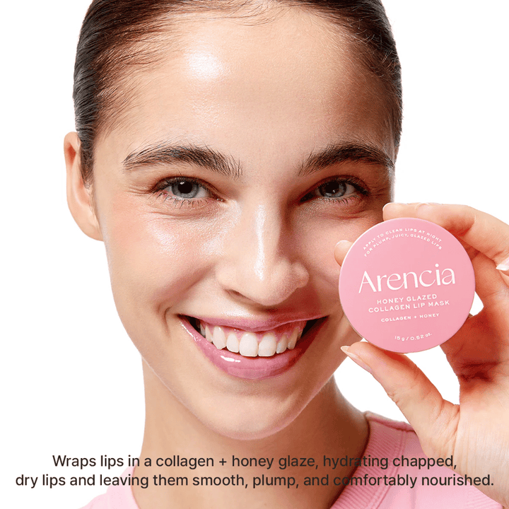 La modella tiene in mano Arencia Honey Glazed Collagen Lip Mask e mostra il risultato con labbra lucide, idratate e più piene. L'attenzione è rivolta alla cura intensiva per labbra secche e screpolate.