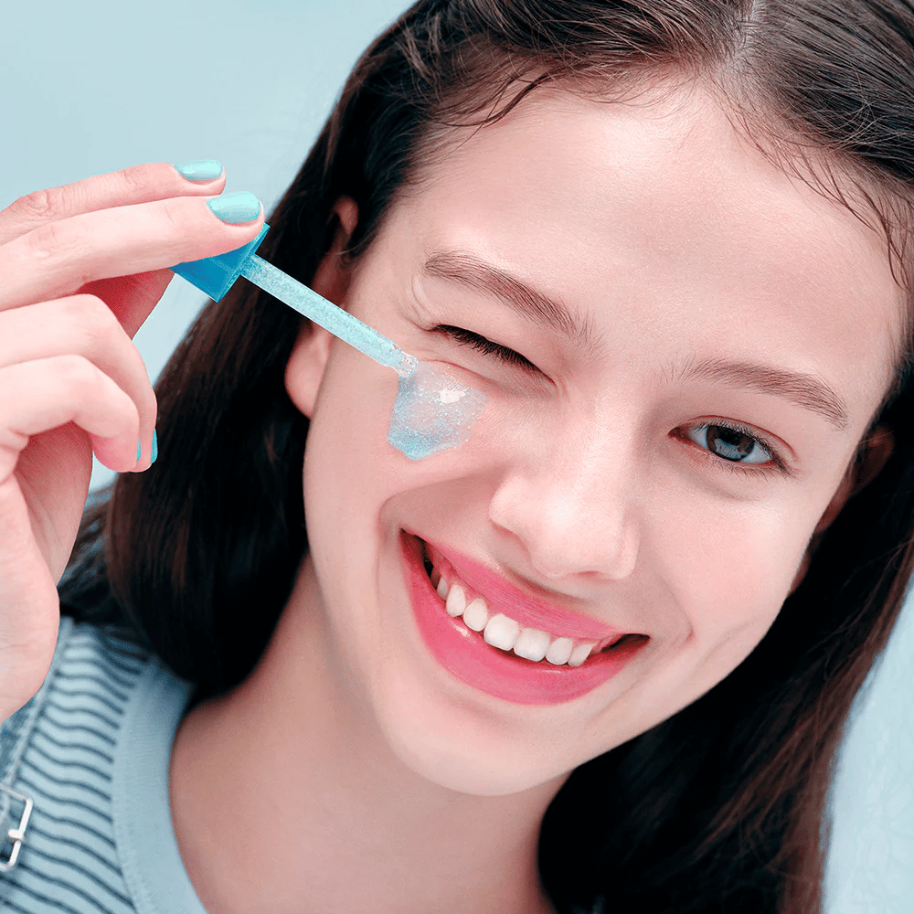 Applicazione di EQUAL BERRY Hyaltoin Flooding Serum con pipetta – idrata e dona luminosità