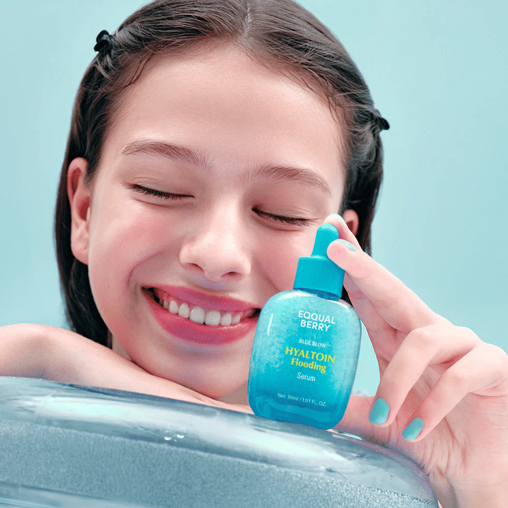 Modello tiene EQUAL BERRY Hyaltoin Flooding Serum – siero viso idratante per pelle morbida e rimpolpata