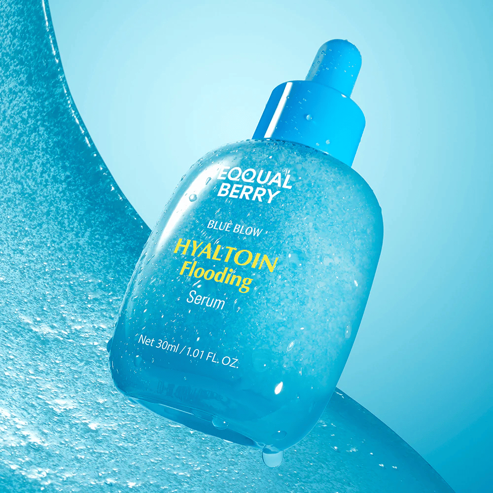 EQUAL BERRY Blue Blow Hyaltoin Flooding Serum 30 ml – siero idratante con acido ialuronico ed effetto lenitivo, immagine del prodotto con texture acquosa