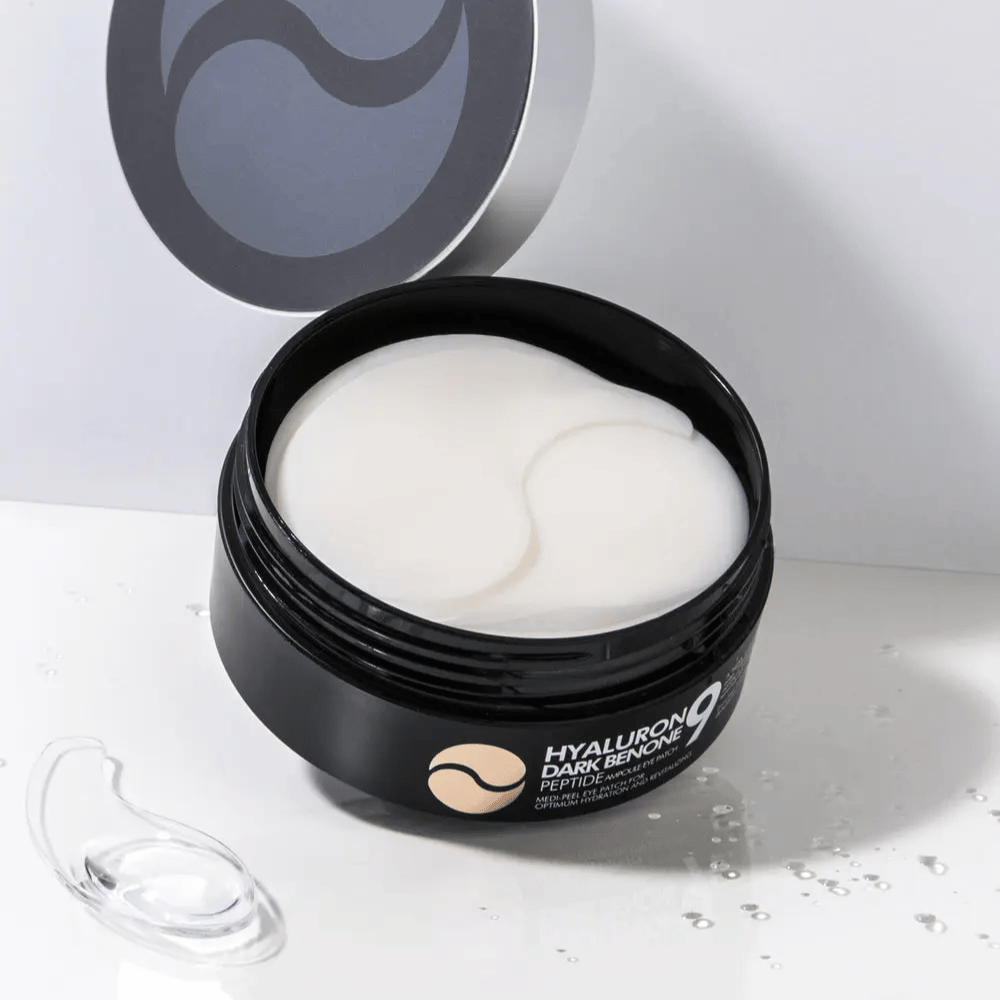 Primo piano su Hyaluron Dark Benone Peptide 9 Ampoule Eye Patch – morbide patch per occhi in idrogel che aiutano a idratare, levigare e rinfrescare la pelle sotto gli occhi.