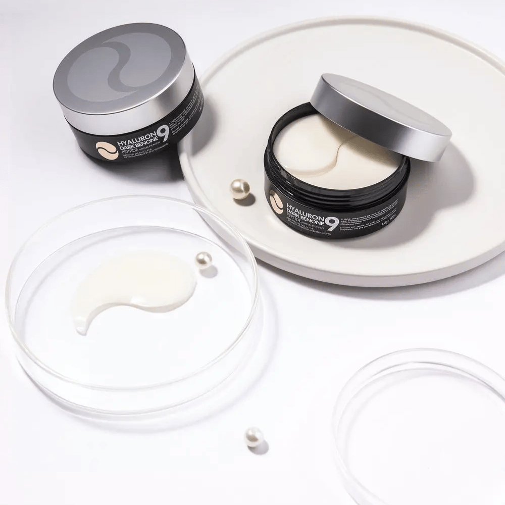 Hyaluron Dark Benone Peptide 9 Ampoule Eye Patch in barattolo aperto con patch in idrogel – maschera per occhi intensamente idratante con peptidi e acido ialuronico.