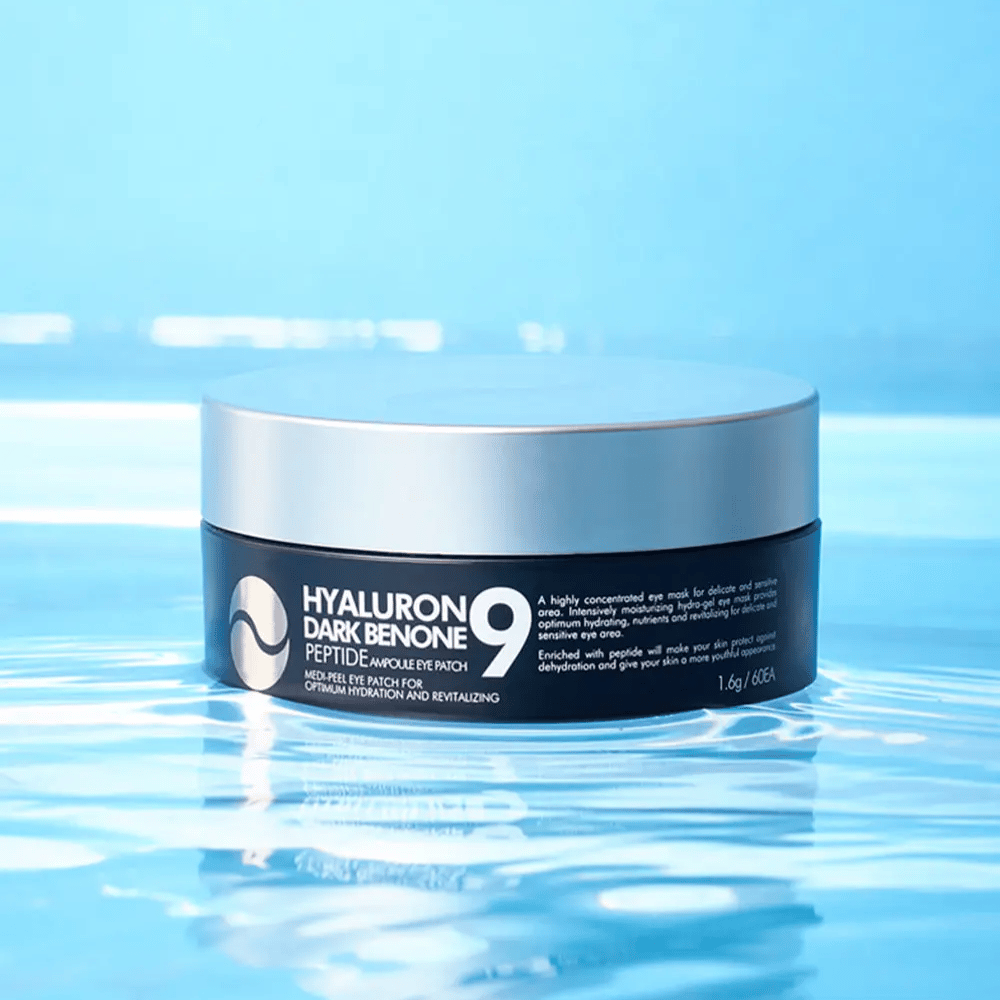 Hyaluron Dark Benone Peptide 9 Ampoule Eye Patch posizionata sulla superficie dell'acqua – patch per occhi coreane idratanti con acido ialuronico e peptidi per una pelle più fresca intorno agli occhi.